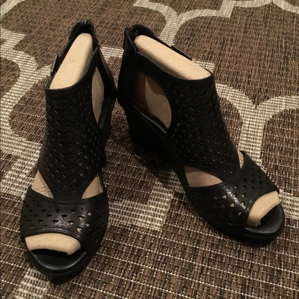 Earth Leather Cut-out Wedges Danae size 8.5 M new